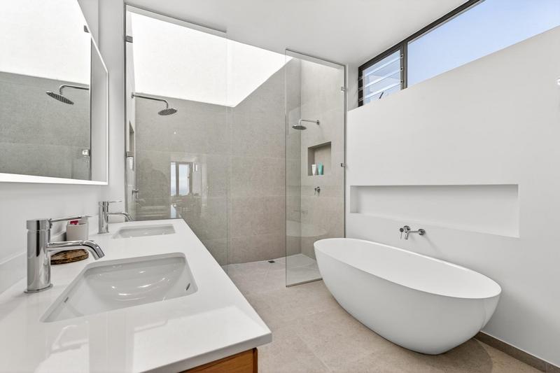 5 Bedroom Property for Sale in Green Point Western Cape